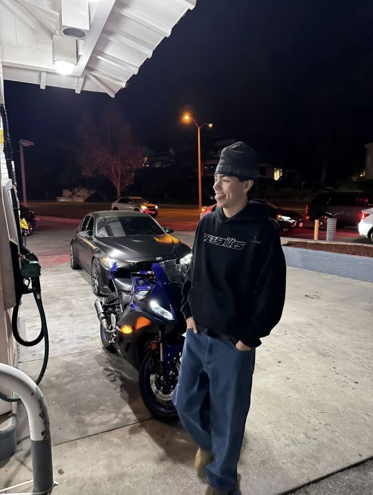 Foto de un curso de  Escena nocturna en gasolinera