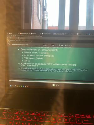 Foto de un curso de  Introducción a PLC Siemens S7