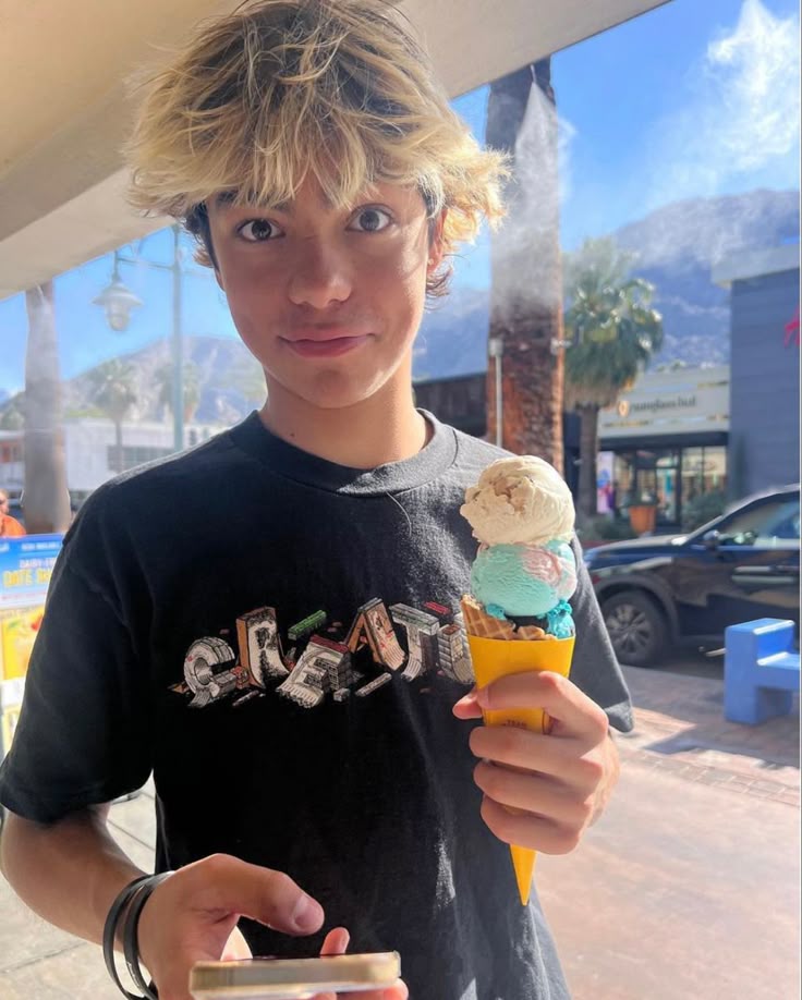 Foto de un curso de  Jeune avec glace colorée