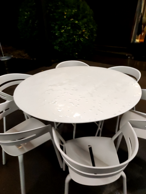 photo de Table-ronde-et-chaises-mouillées pour faire un quiz